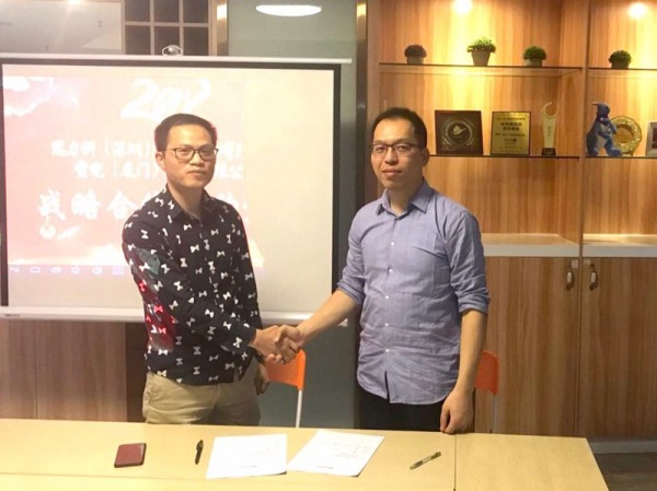 Waltonchain CEO Mo Bing with Huodull Founder Zhan Shuguang